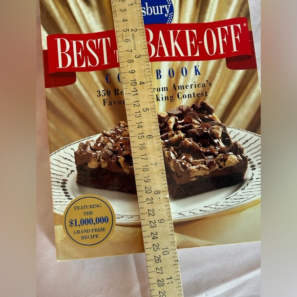 Pillsbury Best of the Bake Off Cookbook 350 Recipes Soft Cover Baking - Picture 3 of 5
